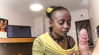 Nyakörves barna örömlány nyáladzik a főnök péniszén