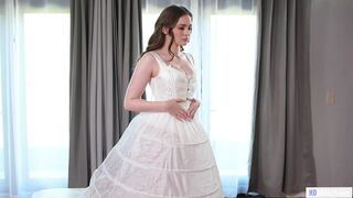 Mellbombás menyasszony kupakol a vőlegény nevelő testvérével