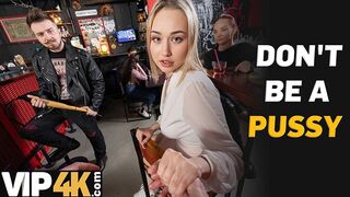 Bátor szöszi pornósztár döngeti idegen muksót a bárban