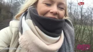 Forró fiatal fiatalasszony kerékpáron dörzsöli szaftos puncáját