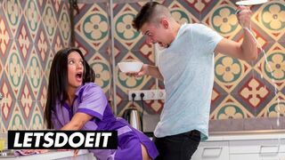 A szenvedélyes szobalány Jade Presley kitakarít és cidázza a nagyméretű faszkat a forró szálláson