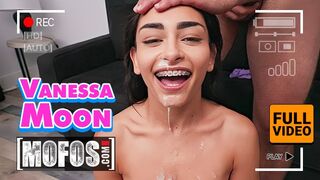 Vézna csoki Vanessa Moon megküzd jmac gigászi farkával minden pózban