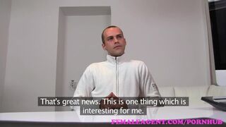 Gyönyörű milf ügynök teszteli a kíméletlen pasast