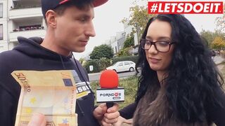 Német tinilány gigászi segggel a buszról leszállva forró autós dugásban