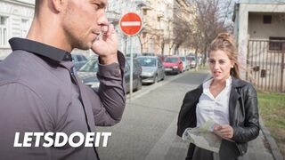 Lenyűgöző turista Silvia Dellai mélyen megkettyintve egy helyi pasi által
