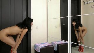Zsenge kishölgy szőrös puncival masturbál a tükör előtt