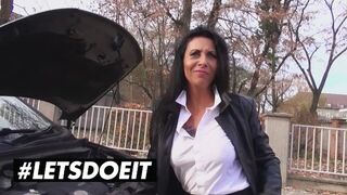 Lady Paris tetszetős mellei remegnek a szabadtéri farkasütés izgalmaitól