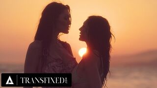 Alkonyat után hardcore baszás: Tori Easton durván meghágja Charlotte Sins bikini babát