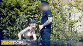 Rendőr megbassza a sötét hajú geek nőcit és rálövi a szemüvegére - fake cop