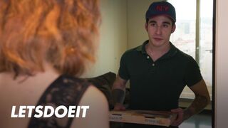 Megcsaló cuni Arian Joy először a barátját baszogatja, aztán a kézbesítő fószer megdöngeti jól