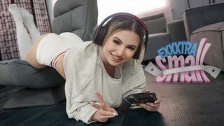 Kicsike fiatal szuka Aria Banks elkapja magas mostohabátyját Chris Epicet, aki a szobájában veri a cerkája