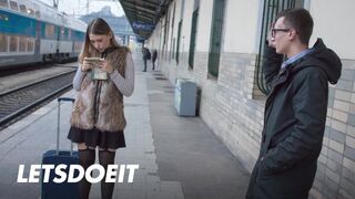 Selvaggia tinédzser szuka felfogta Charlie Dean kolosszális faszát egy gyors pov dugásra
