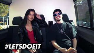 Karcsú fekete Coco Kiss pénzért cumizza a kolosszális csoki fazt az autóban
