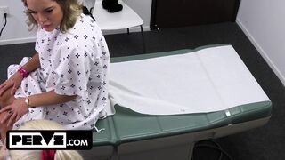 Mimi Monet kolosszális fenekű gyönyörű a orbitális farkú orvosnál a rendelőben