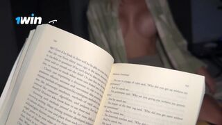 Nevelő hugom csábított el olvasás közben – ízletes közeli dörzsölés a gigászi fenekű tinitől
