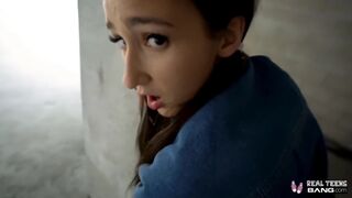 Carmen Rae kicsike cunija durva dugásba keveredik a castingon
