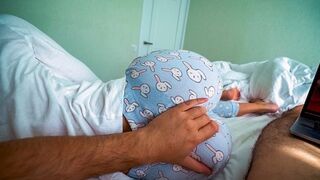Nevelő hugocska felébred és segít a testvérnek élvezni a pornó nézése közben – beleélvezéses pásztoróra