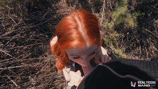 Ellenállhatatlan vörös fiatal Madi Collins kibelezi a puncáját és keményen megrépázza a gigászi léce