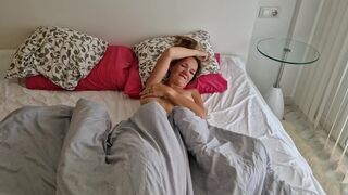Vonzó krapek megreszeli a haver feleségét, miután az lelépett, és pov videót készít neki