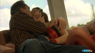 Forróság a kanapén – parázs hancúr a csoki hajú milf-fel