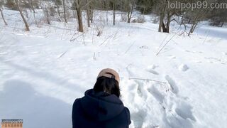 Ázsiai fitnesz pipi keményen megkamatyolva a hidegben -20°c-on