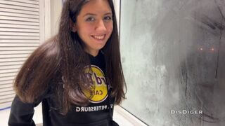 Balkonon dugom meg a szépséget a bulin, miközben a csávója semmit sem sejt