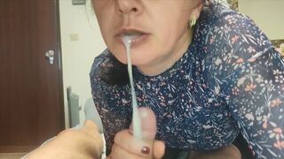 Ne mondd el senkinek! fullos milf nevelő anya szopással segít a nevelő fiának és szájába élvez