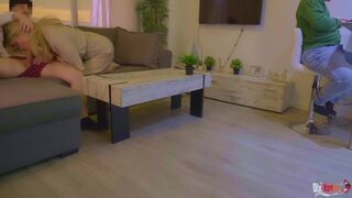 Mostohaanya lecummantja a nevelő fia farkát és análba kúrják a férje háta mögött