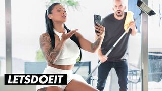 Csábos Latin Amerikai MILF Mariana Martix Keményen Megkúrva az Asszisztens által a LetsDoeIt Csatornán