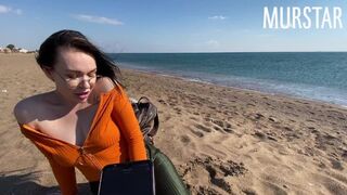 A kéjhölgy felhevült az interaktív játéktól és szopott a strandon
