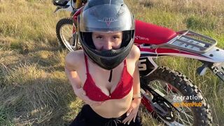 Szenvedélyes motoros csajszi lecummantja a motorost az enduro mezőn
