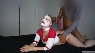 Harley quinn keményen lecidázza a gigantikus fügyit és lovagol rajta beleélvezésig éjszakai változatban