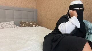 Arab asszony telefonon beszél és a bulkeszát simogatja az orgazmusig