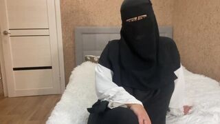 Fullos arab milf pajzán utasításokat ad nevelő fiának