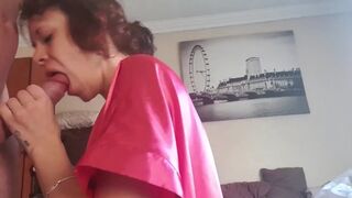 Göndör hajú milf lecidázza és veri a farkamat amíg elélvezek