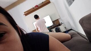 Szeretnék szeretkezni ezzel a szerelővel, mutatom neki a óriási seggem, hátha bejön!