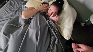 Kettő kicsike csöcsű barna hajú lányra pisil az ágyban majd pisi áztatta bugyijukban csókolóznak