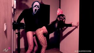 Maszkos őrült keményen megkeféli a fekete kishölgyet a tükör előtt - halloween szerepjáték fétis páros játék
