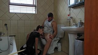 Apró repedtsarkú cumizza a termetes bájdorongot a wc-n