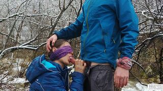 Nyilvános pippantás és sperma lenyelés a hegyvidéki folyó partján