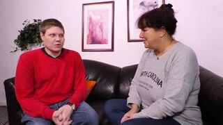 Vörös hajú milf termetes mellekkel lecumizza a pélót és hagyja hogy keményen megdugják