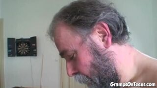 Fiatal vörös bige leszopja és lovagol a nagypapa rúdján