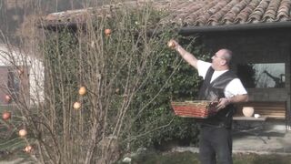 Vadító szöszke fiatal amatőr hátsó nyílásba tolva és szájba lőve kolosszális farasszal