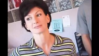 Sharon Mitchell feleségként lecummantja és valagba veszi Mark Wood farkát retro stílusban