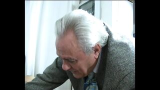 Valódi olasz milf pornósztár orálozik a privát bűnösök 4 részében