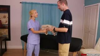 Szöszi tinédzser könyörtelen boldog befejezést kínál ügyfelének a Nookiesnál