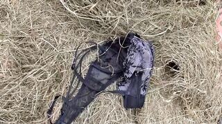 Nagyméretű popsis öreg nő orálozza a paraszt farkát a disznóólban