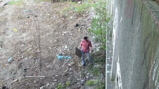 Krissy Kage barna hajjal durván kurelva az elhagyott épületben