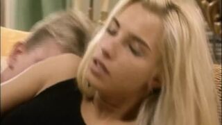 Timea Margot orbitális pélót kap a retro Lover's Lane legelső epizódjában